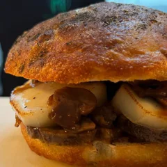 Panino con seitan ai funghi trifolati Logrò, caciocavallo arrosto e cipolla alifana di Valerio Valente