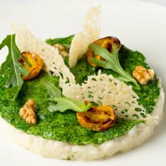 Risotto al Parmigiano Reggiano, pesto di rucola e pomodorini infornati