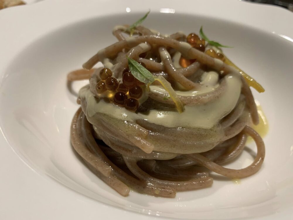 Aquadulcis, spaghetti di farro con alici, pecorino e caviale di agrumi